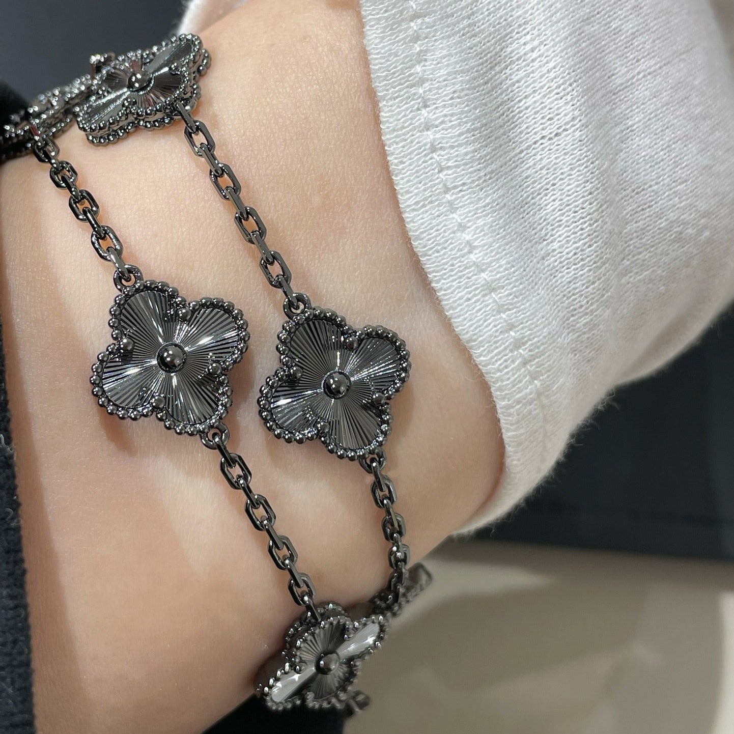 [Lumi]New CLOVER 5 MOTIF BLACK BRACELET