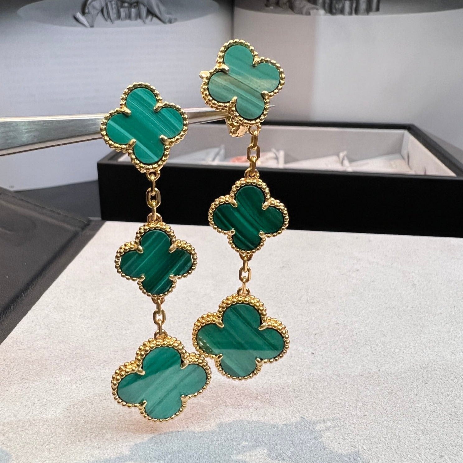 ¡®Lumi¡¯CLOVER MALACHITE 3 MOTIFS GOLD