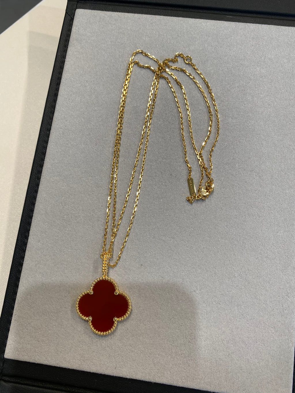 ¡®Lumi¡¯CLOVER 25MM NECKLACE GOLD CARNELIAN