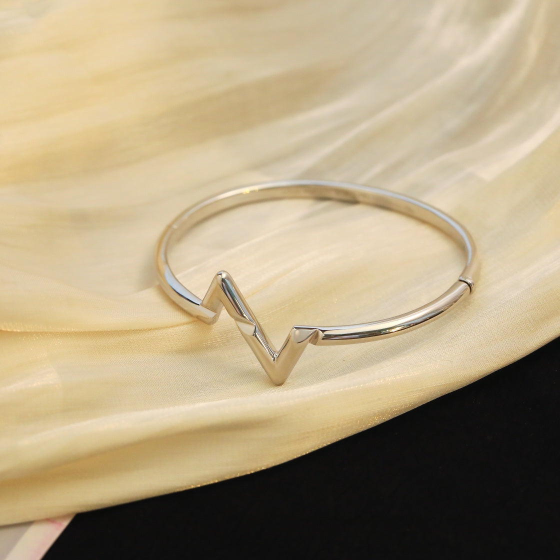 ¡®Lumi¡¯VOLTE UPSITE DOWN BRACELET