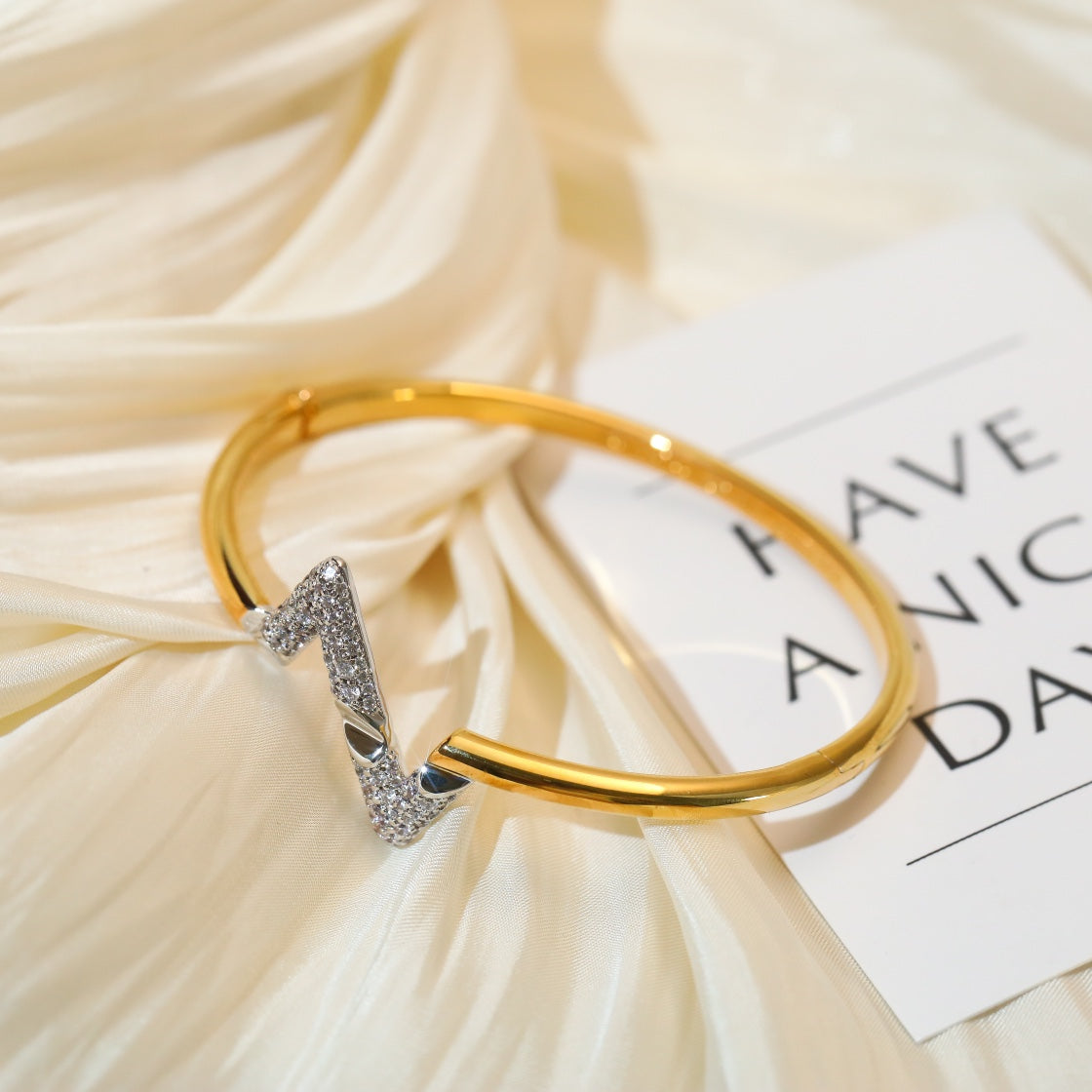 ¡®Lumi¡¯VOLTE UPSITE DOWN GOLD DIAMOND BRACELET