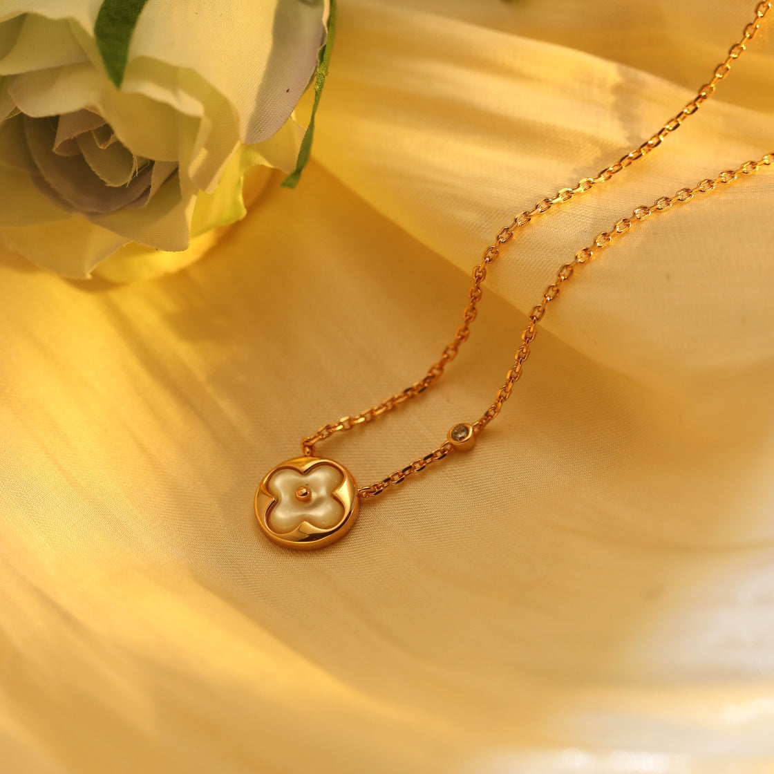 ¡®Lumi¡¯SUN PEDANT PINK GOLD 1 DIAMOND NECKLACE