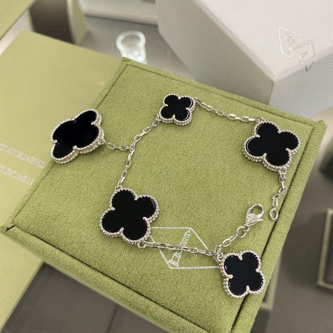 ¡®Lumi¡¯CLOVER 5 MOTIFS SIVLER ONYX BRACELET