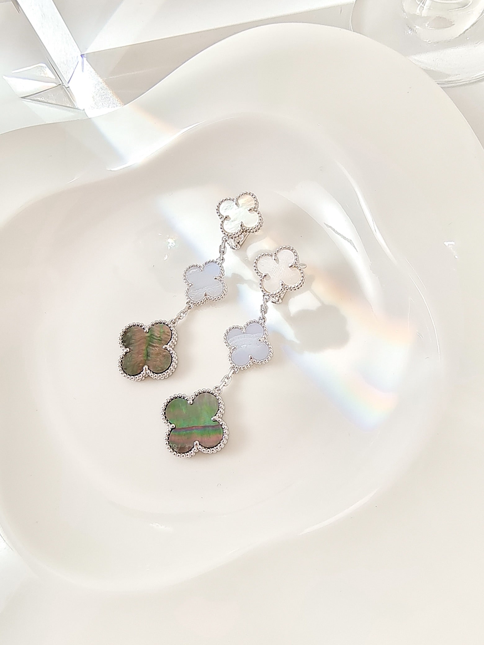 ¡®Lumi¡¯CLOVER 3 MOTIFS CHALCEDONY DARK MOP SILVER EARRINGS