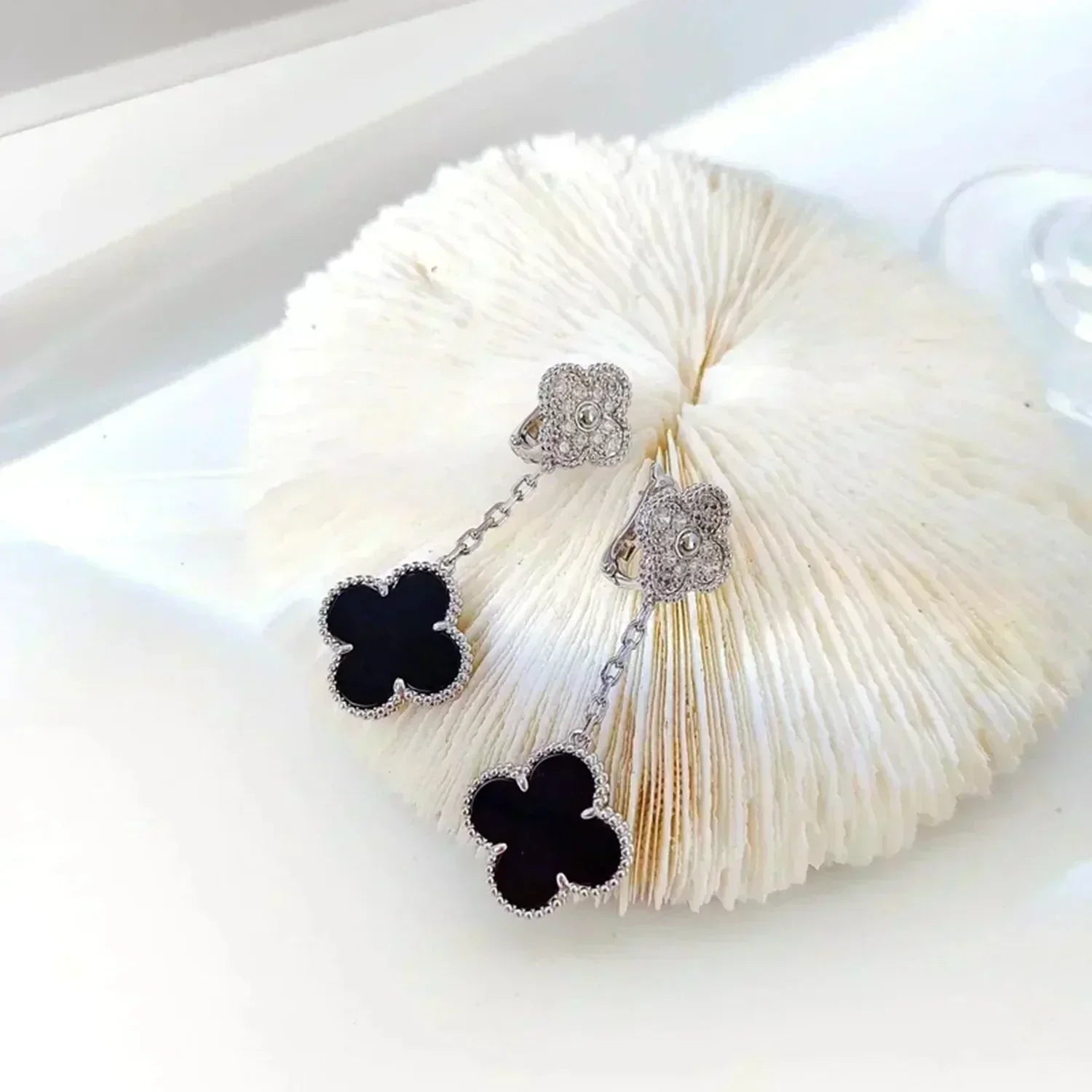 ¡®Lumi¡¯CLOVER 2 MOTIFS  DIAMOND ONYX EARRINGS SILVER