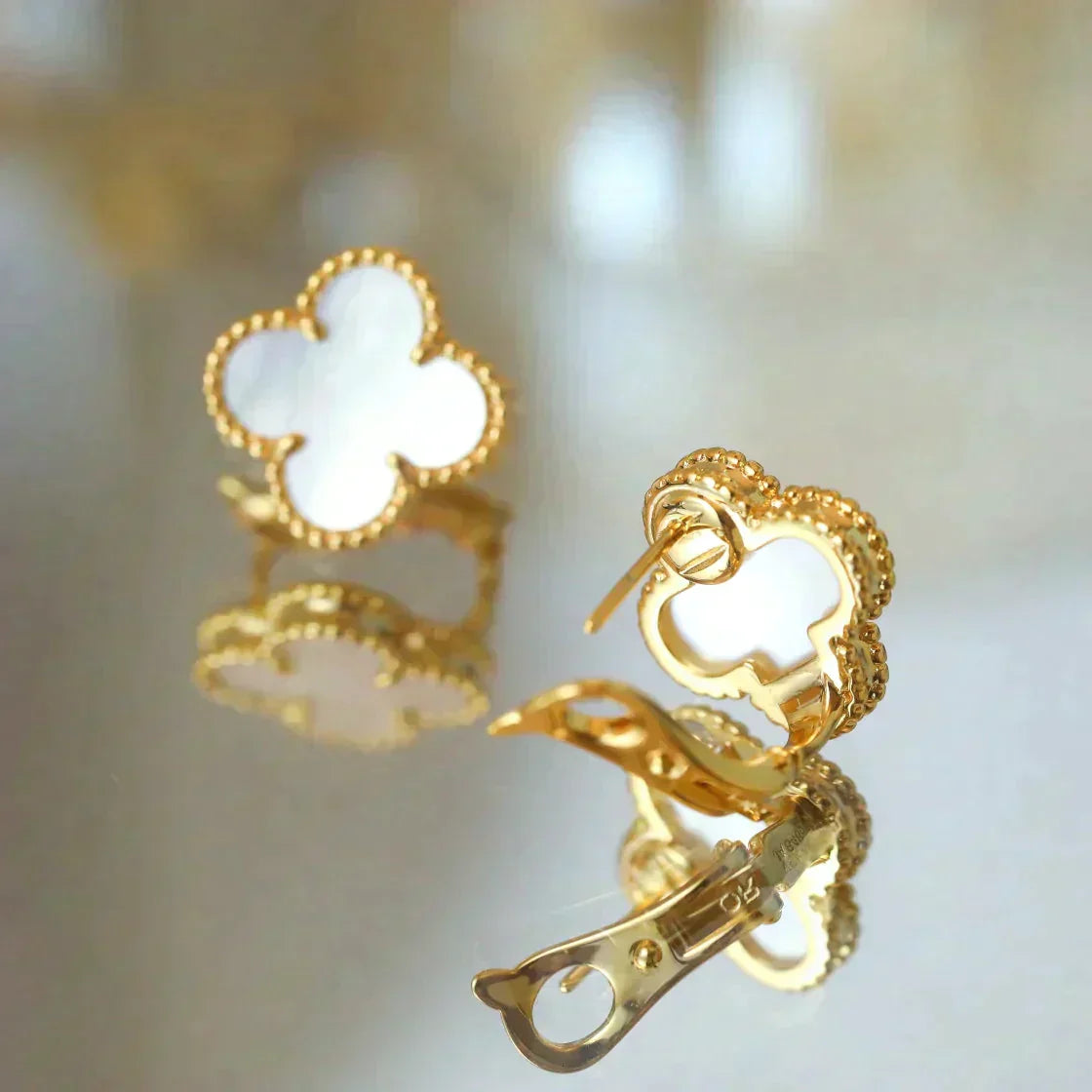 ¡®Lumi¡¯CLOVER MEDIUM 1 MOTIFS  WHITE MOP STUD EARRINGS