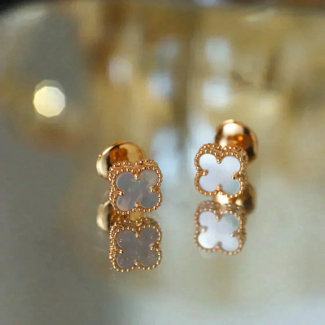 ¡®Lumi¡¯CLOVER MINI 9.5MM WHITE MOP EARRINGS