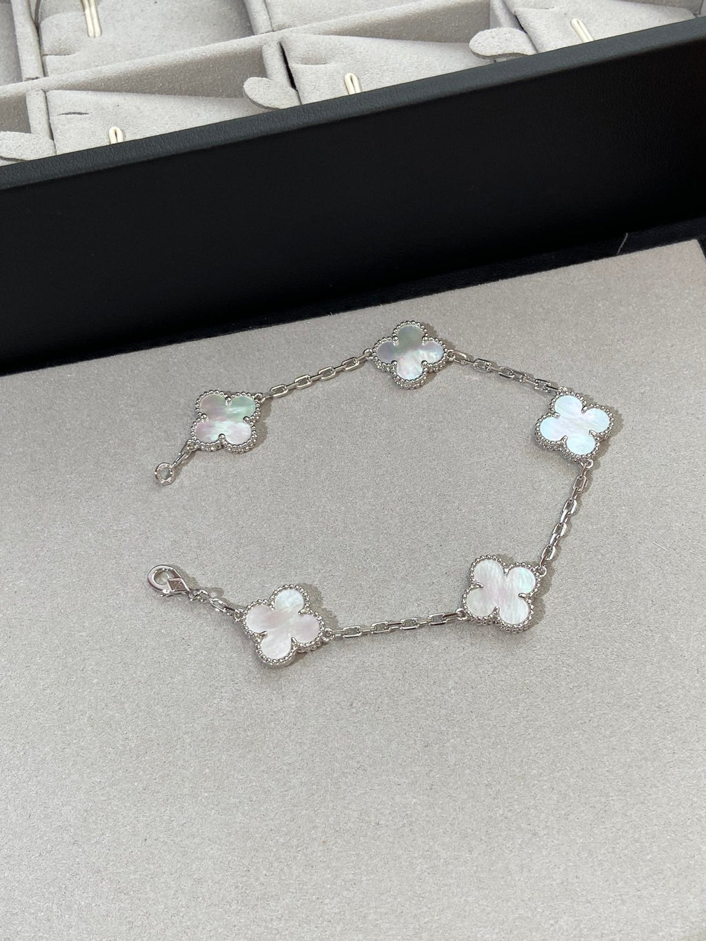 [Lumi]New CLOVER WHITE PEARL MOP 5 MOTIF BRACELET COLLECTION