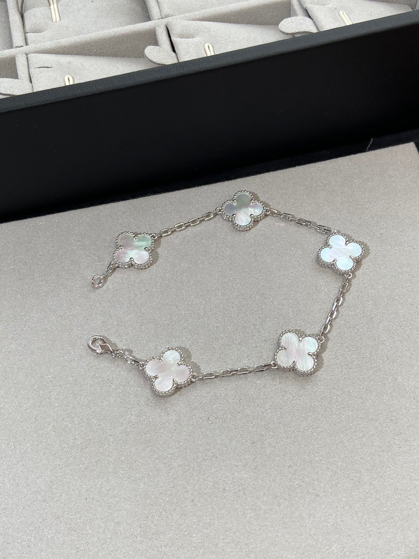 [Lumi]New CLOVER WHITE PEARL MOP 5 MOTIF BRACELET COLLECTION
