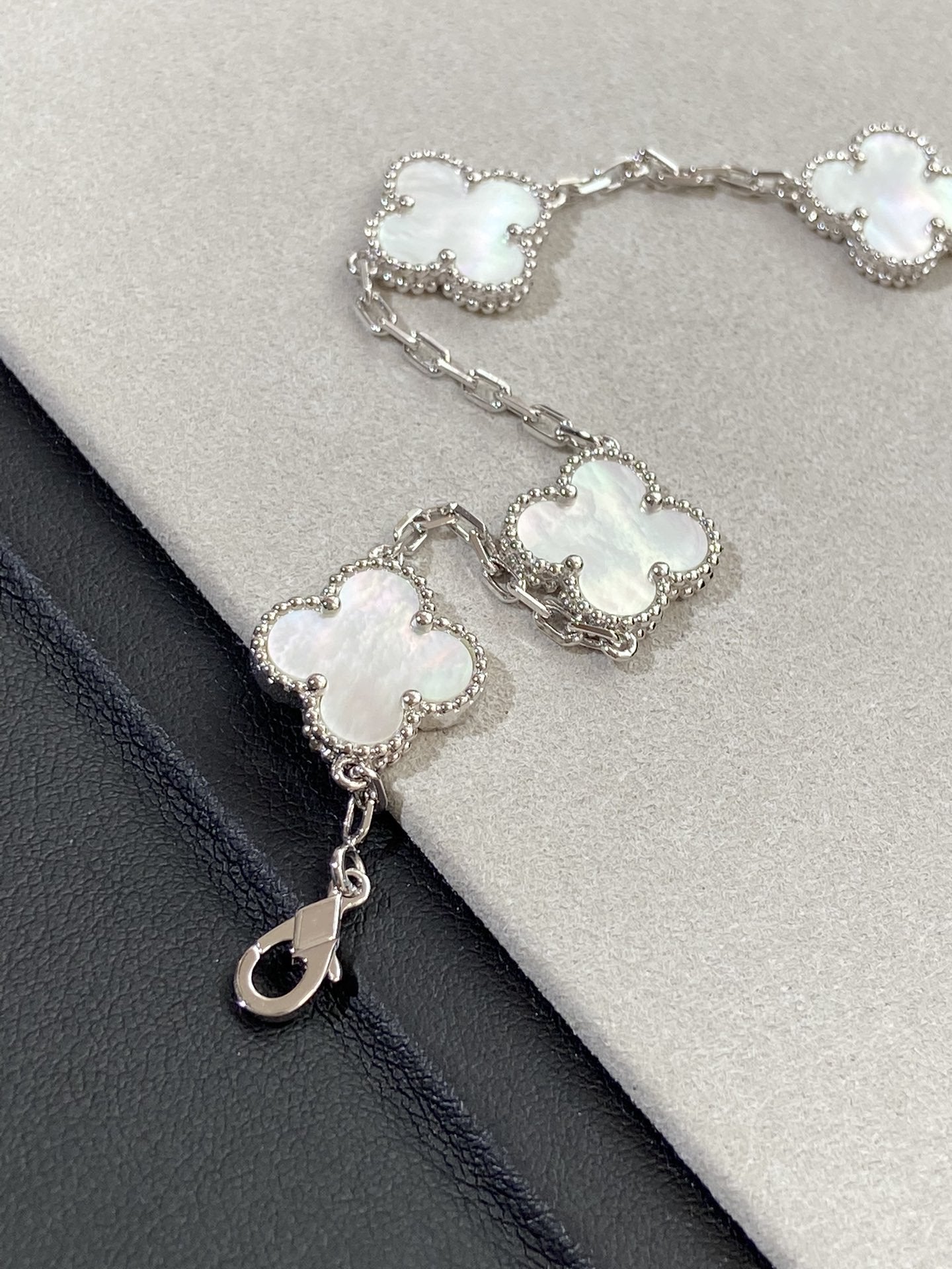 [Lumi]New CLOVER WHITE PEARL MOP 5 MOTIF BRACELET COLLECTION