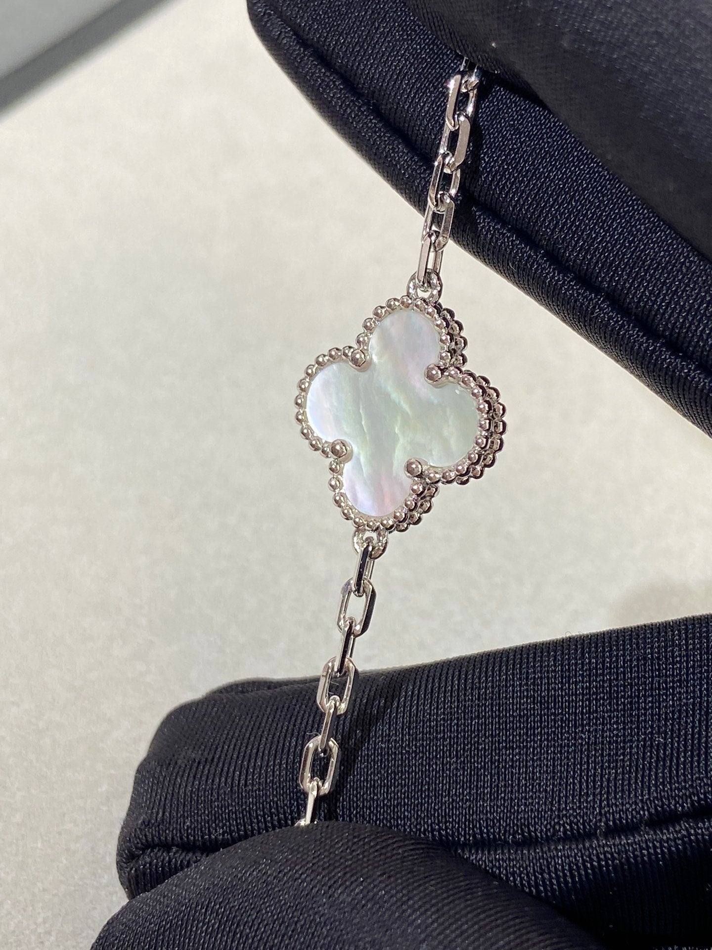 [Lumi jewelry]CLOVER WHITE PEARL MOP 5 MOTIF BRACELET COLLECTION