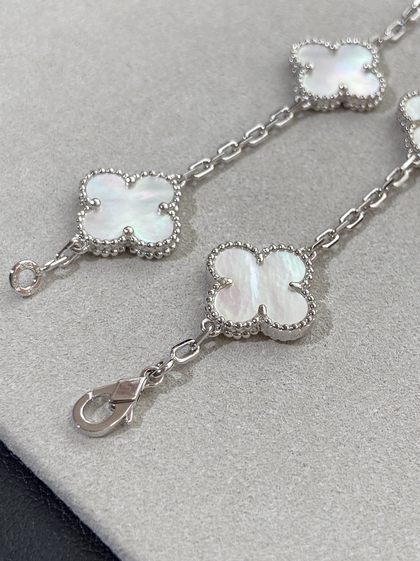 [Lumi jewelry]CLOVER WHITE PEARL MOP 5 MOTIF BRACELET COLLECTION