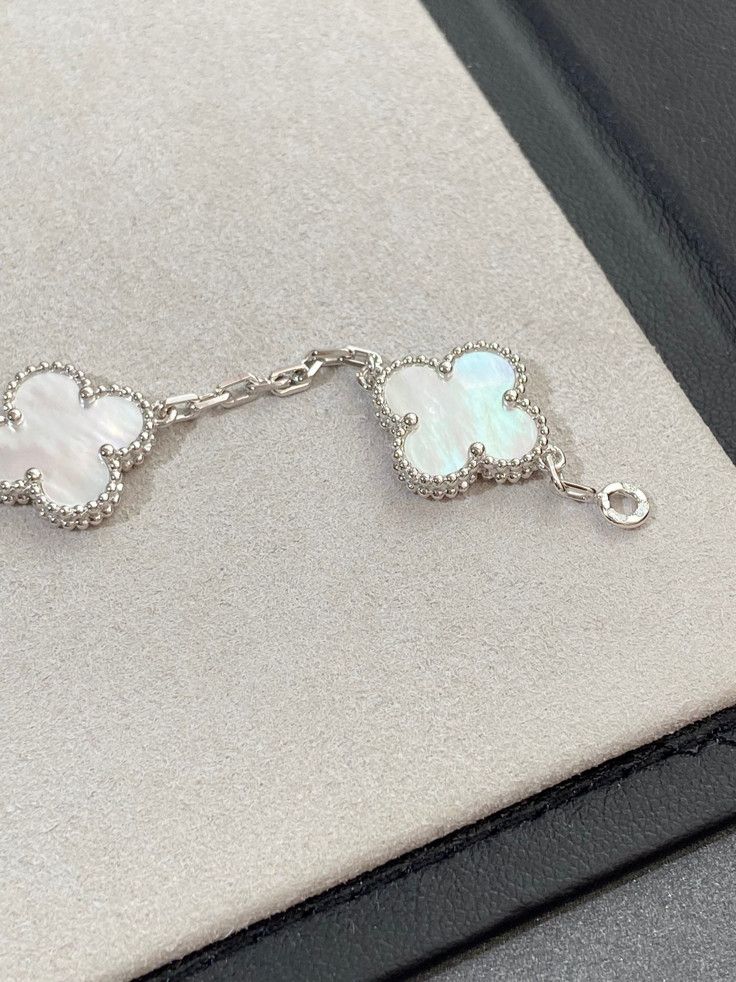 [Lumi]New CLOVER WHITE PEARL MOP 5 MOTIF BRACELET COLLECTION