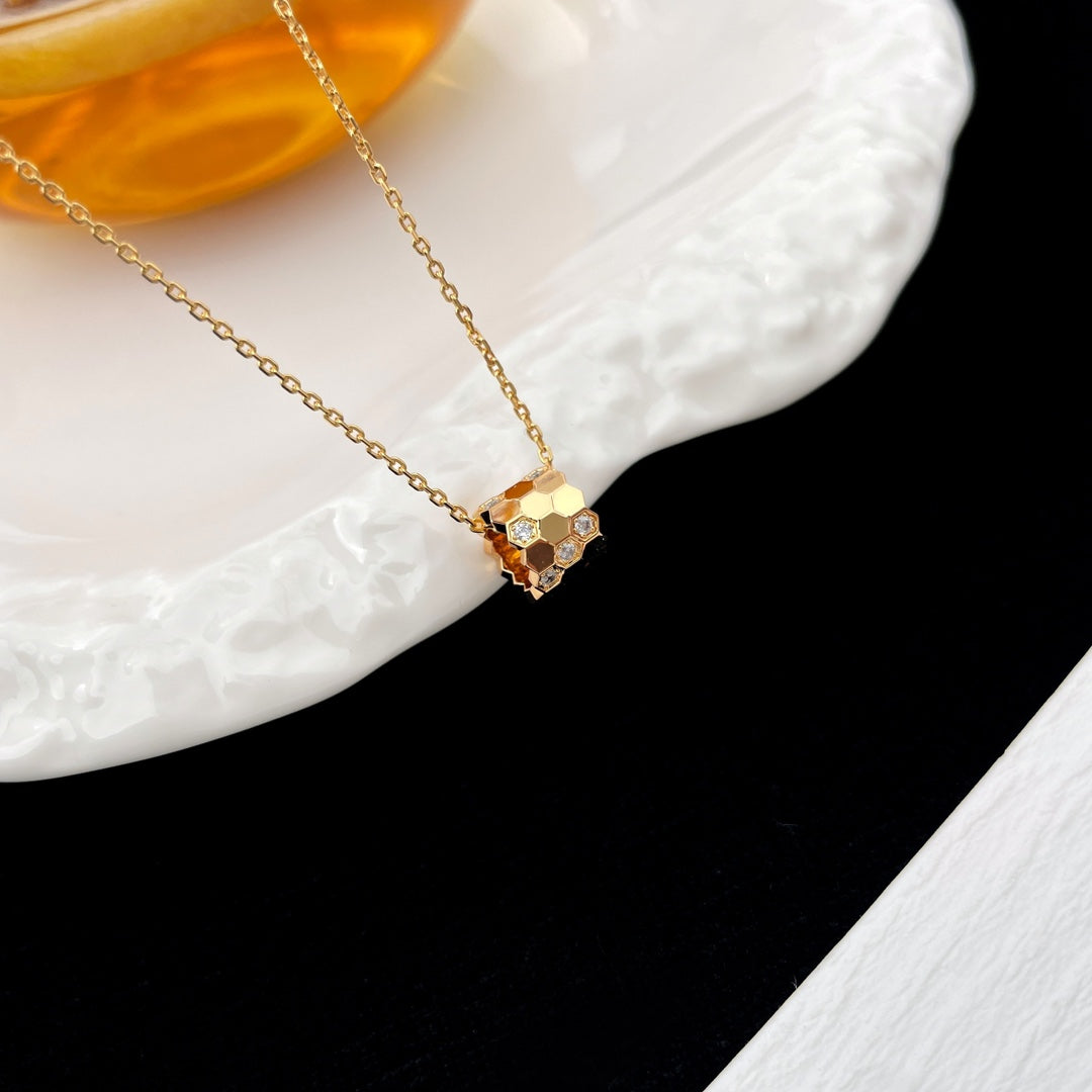 ¡®Lumi¡¯BEE MINI PEDANT DIAMOND NECKLACE
