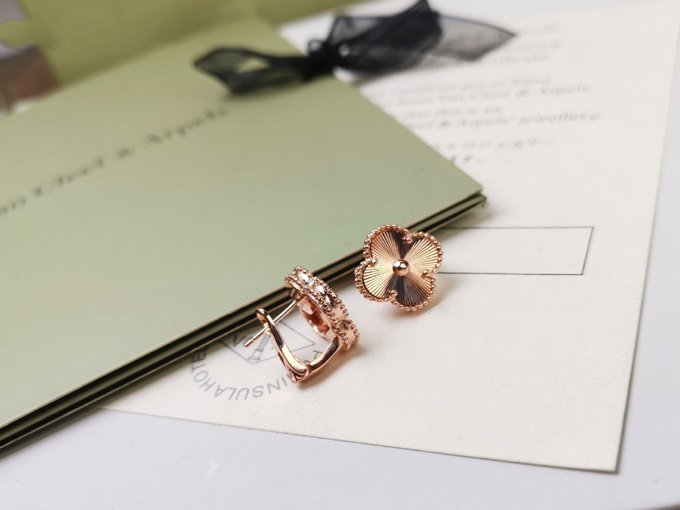 ¡®Lumi¡¯CLOVER MEDIUM STUD EARRINGS