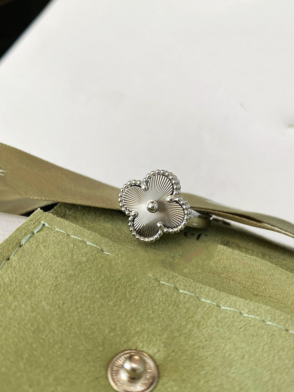 ¡®Lumi¡¯CLOVER SILVER RING
