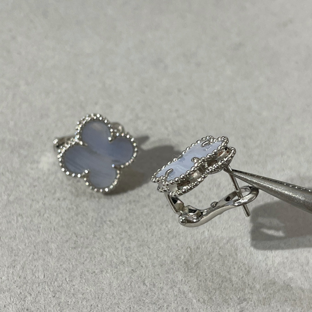 ¡®Lumi¡¯CLOVER CHALCEDONY SILVER STUD EARRINGS
