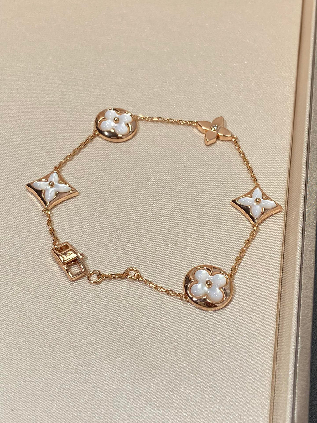 ¡®Lumi¡¯STAR AND SUN 5 MOTIF MOP PINK GOLD BRACELET