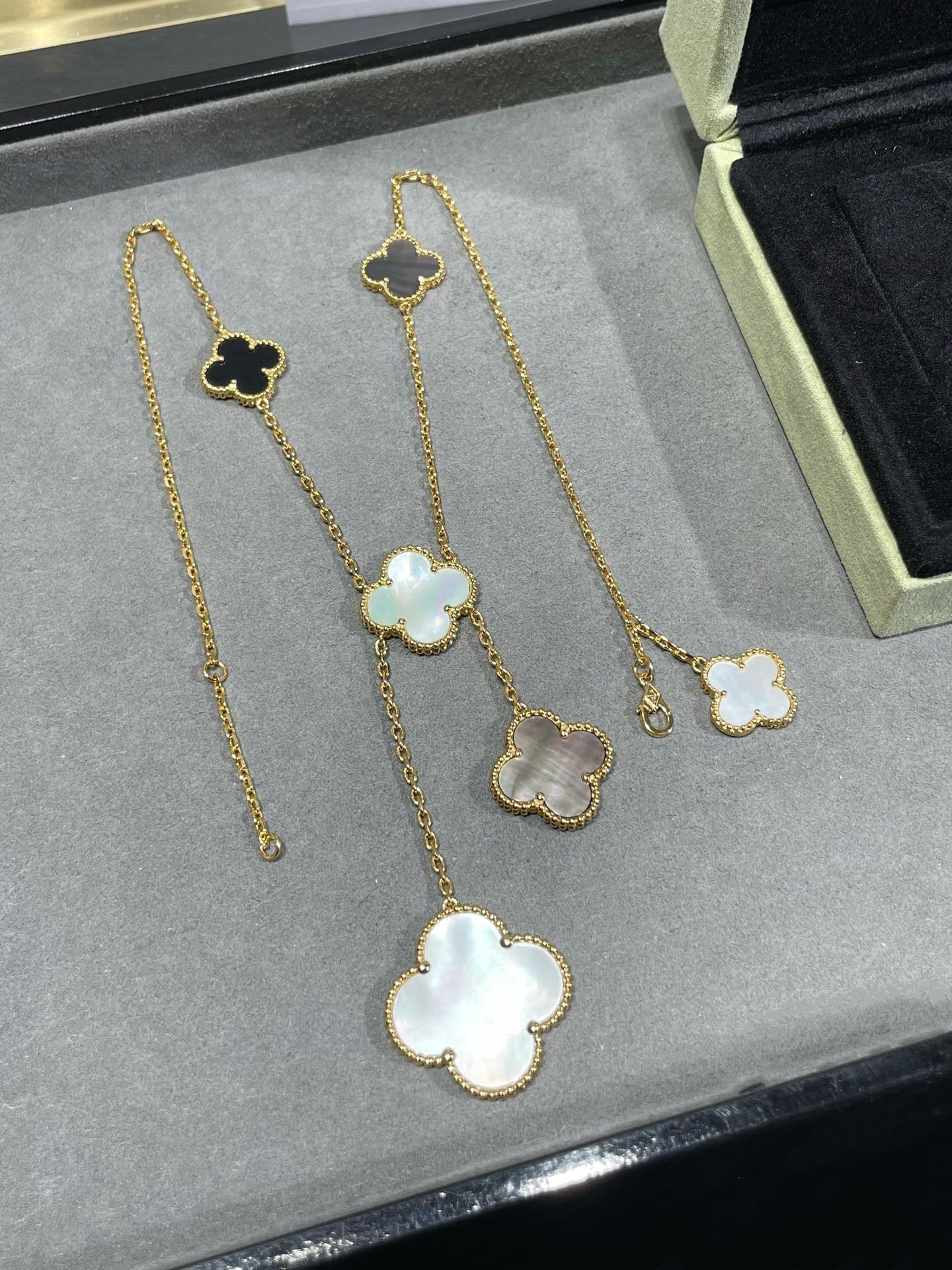 ¡®Lumi¡¯CLOVER 6 MOTIF MOP ONYX GOLD NECKLACE