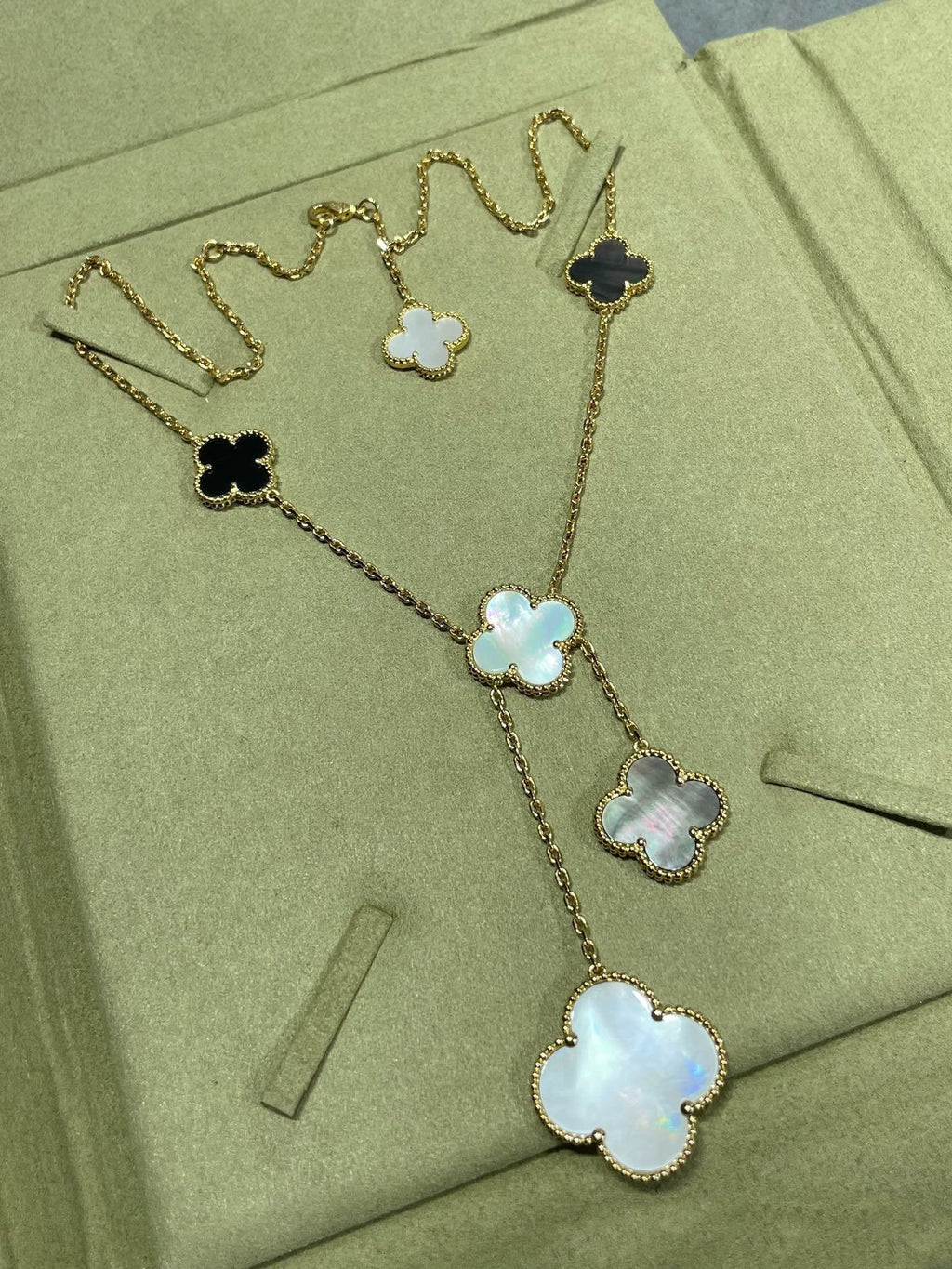 ¡®Lumi¡¯CLOVER 6 MOTIF MOP ONYX GOLD NECKLACE