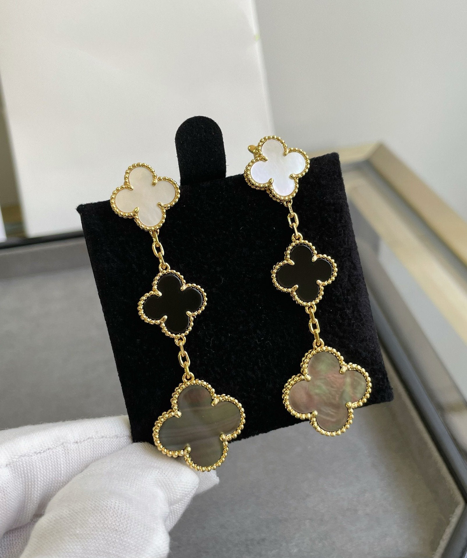 ¡®Lumi¡¯CLOVER 3 MOTIF MOP ONYX DARK MOP PINK GOLD EARRINGS