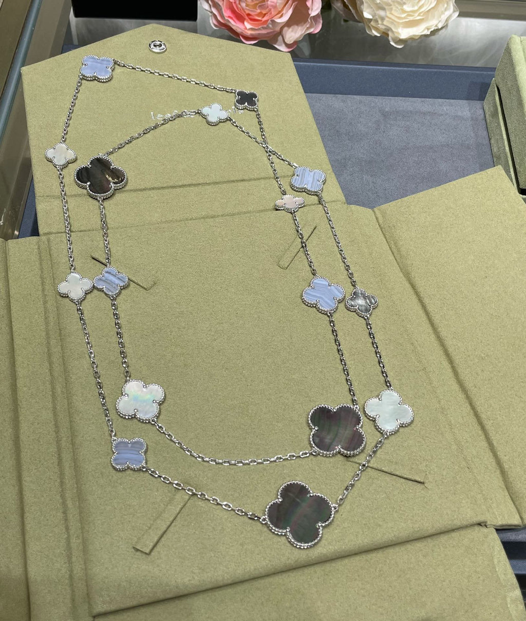 ¡®Lumi¡¯CLOVER 16 MOTIF CHALCEDONY MOP SILVER NECKLACE