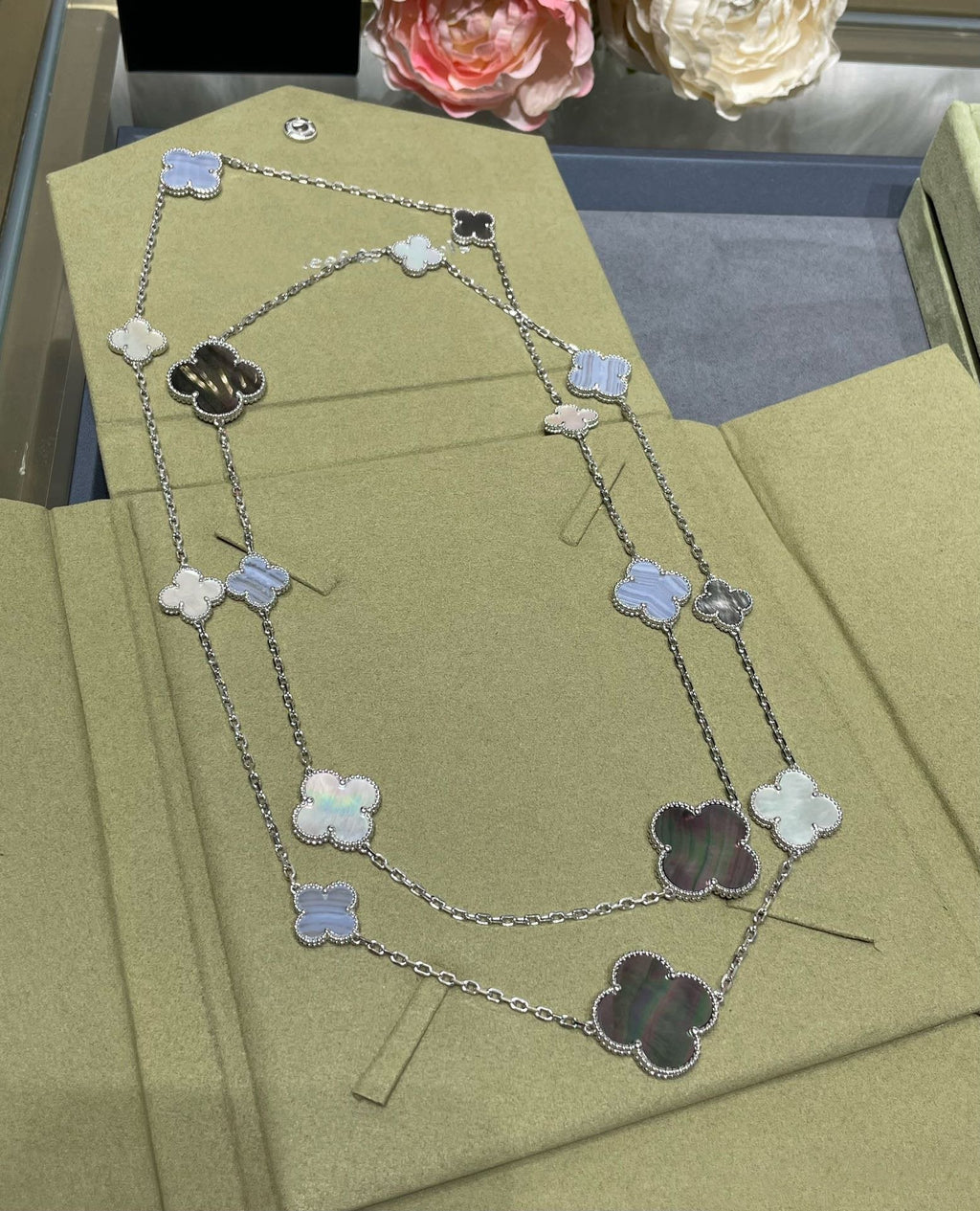 ¡®Lumi¡¯CLOVER 16 MOTIF CHALCEDONY MOP SILVER NECKLACE