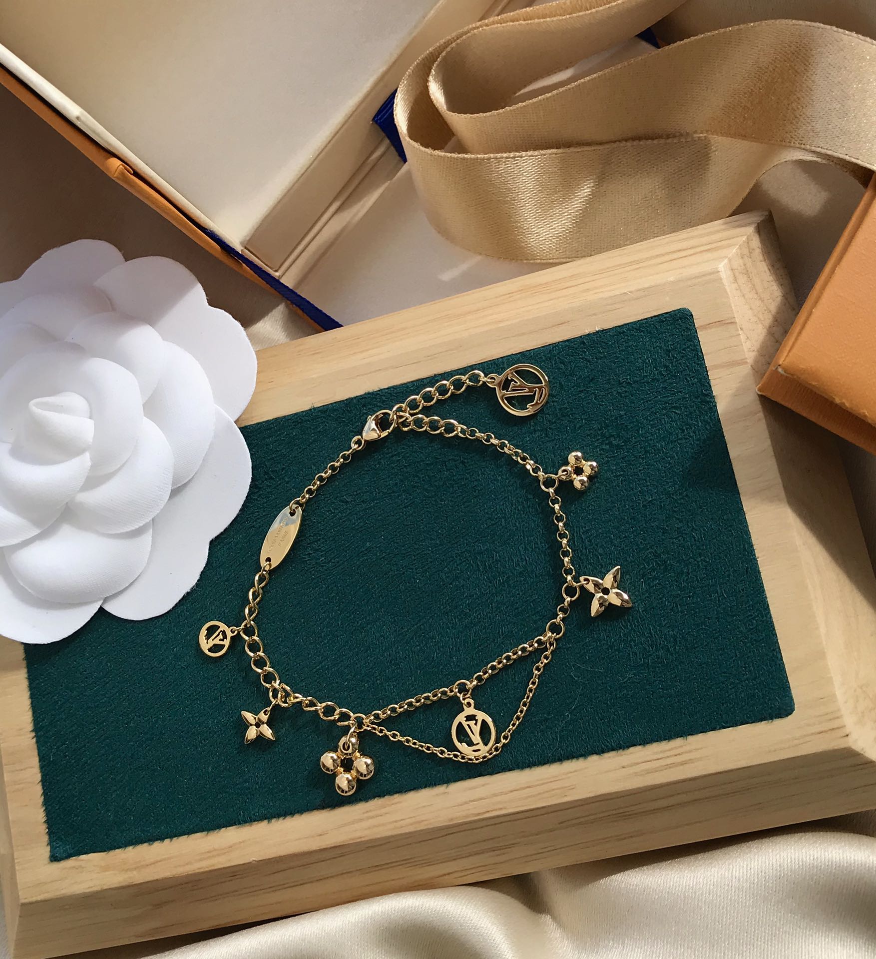 ¡®Lumi¡¯BLOOMING PINK GOLD MOP BRACELET