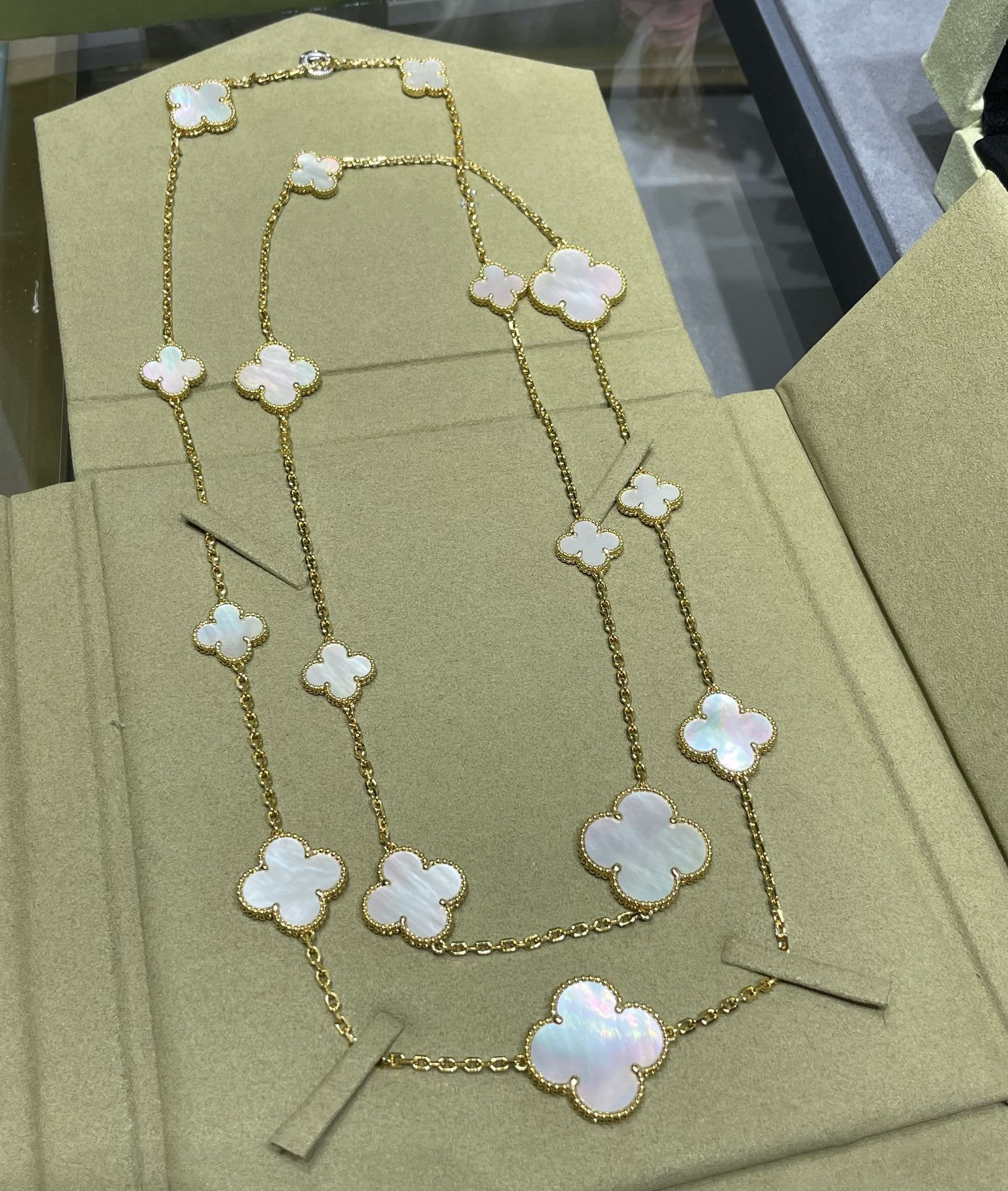 ¡®Lumi¡¯CLOVER 16 MOTIF WHITE MOP GOLD NECKLACE