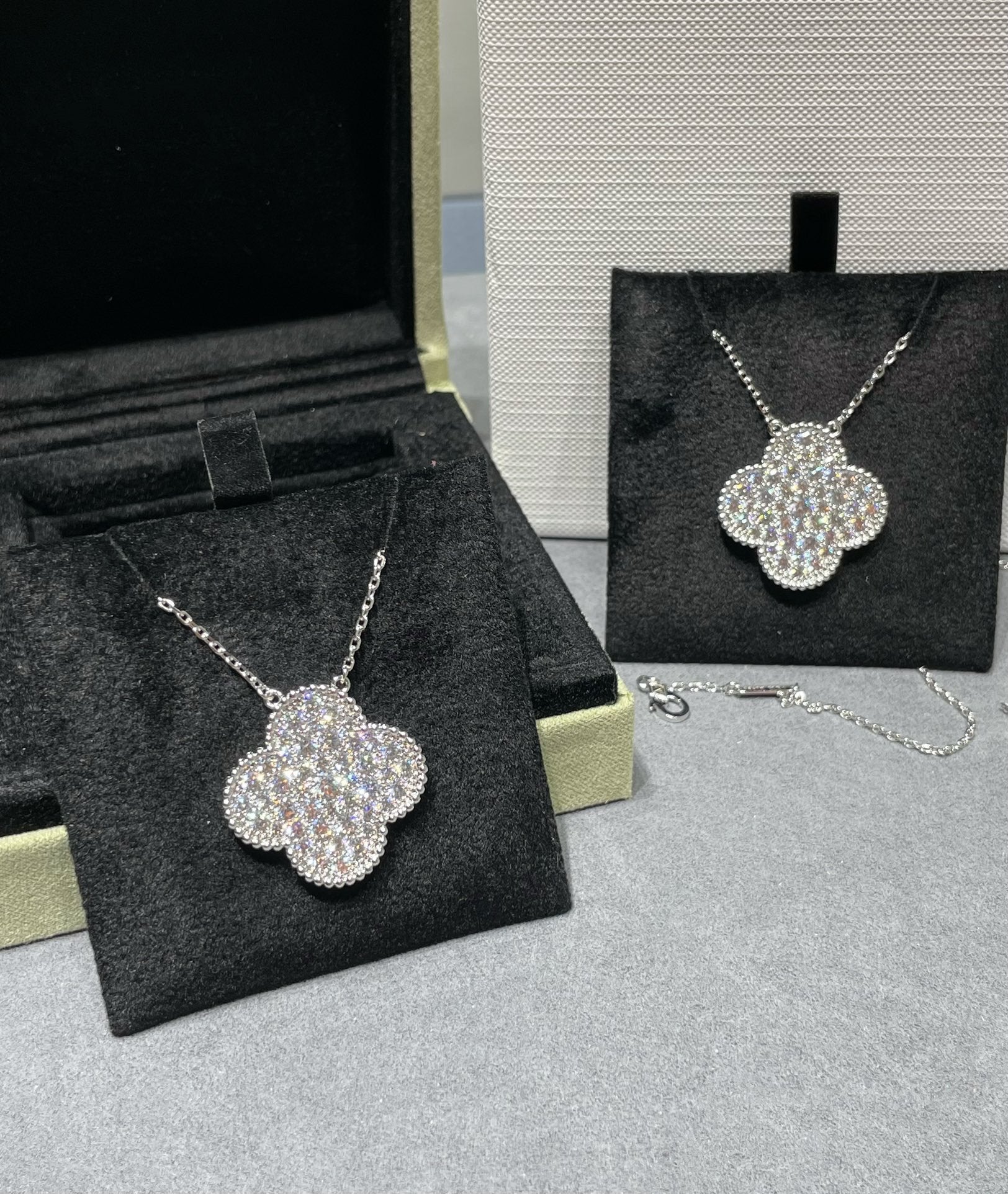 ¡®Lumi¡¯CLOVER 25MM LARGE PENDANT DIAMOND PAVED SILVER NECKLACE