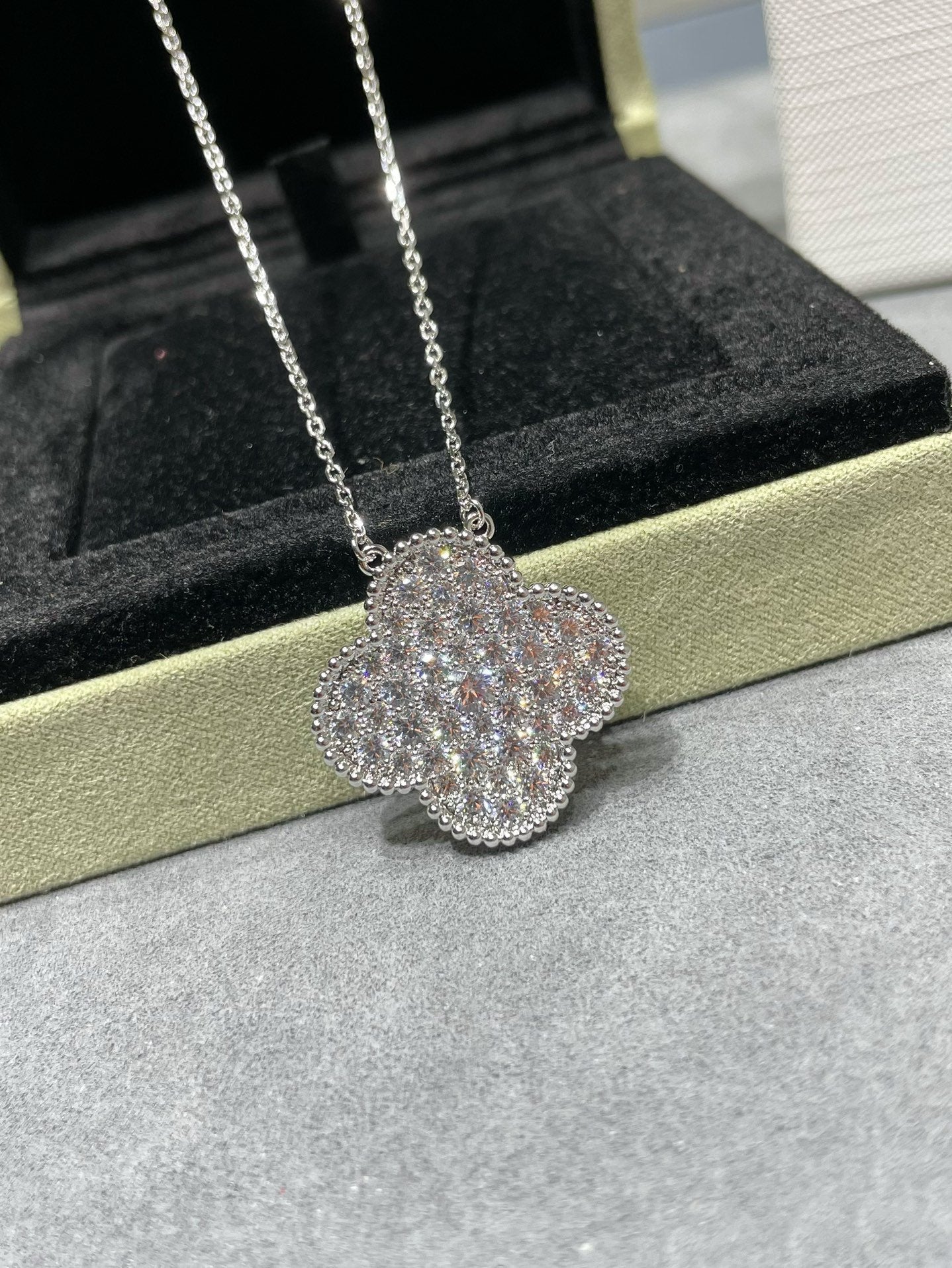 ¡®Lumi¡¯CLOVER 25MM LARGE PENDANT DIAMOND PAVED SILVER NECKLACE