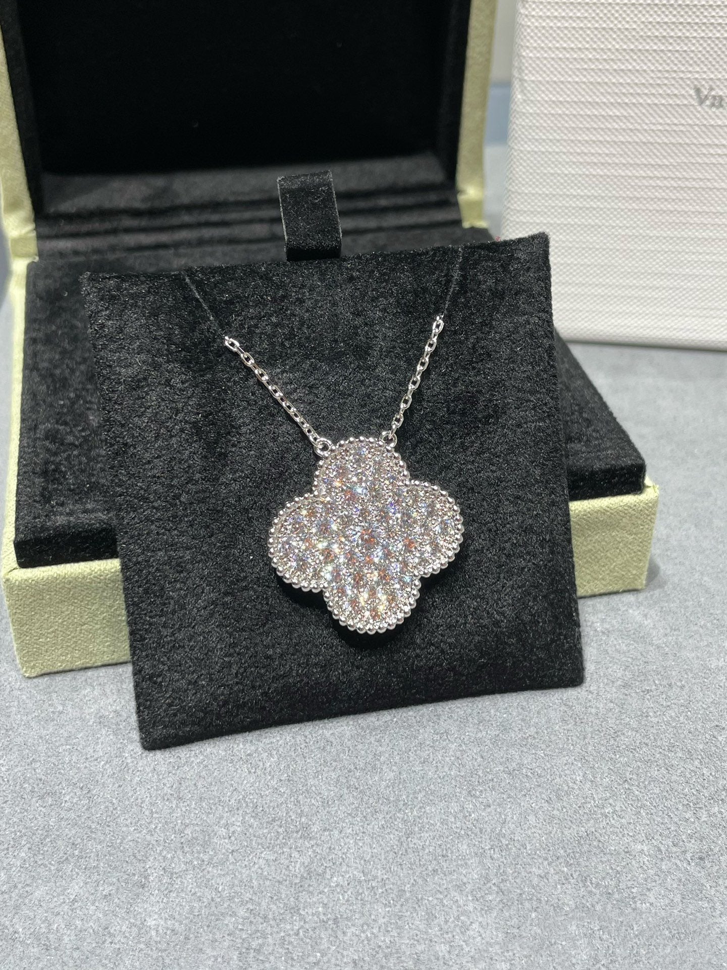 ¡®Lumi¡¯CLOVER 25MM LARGE PENDANT DIAMOND PAVED SILVER NECKLACE