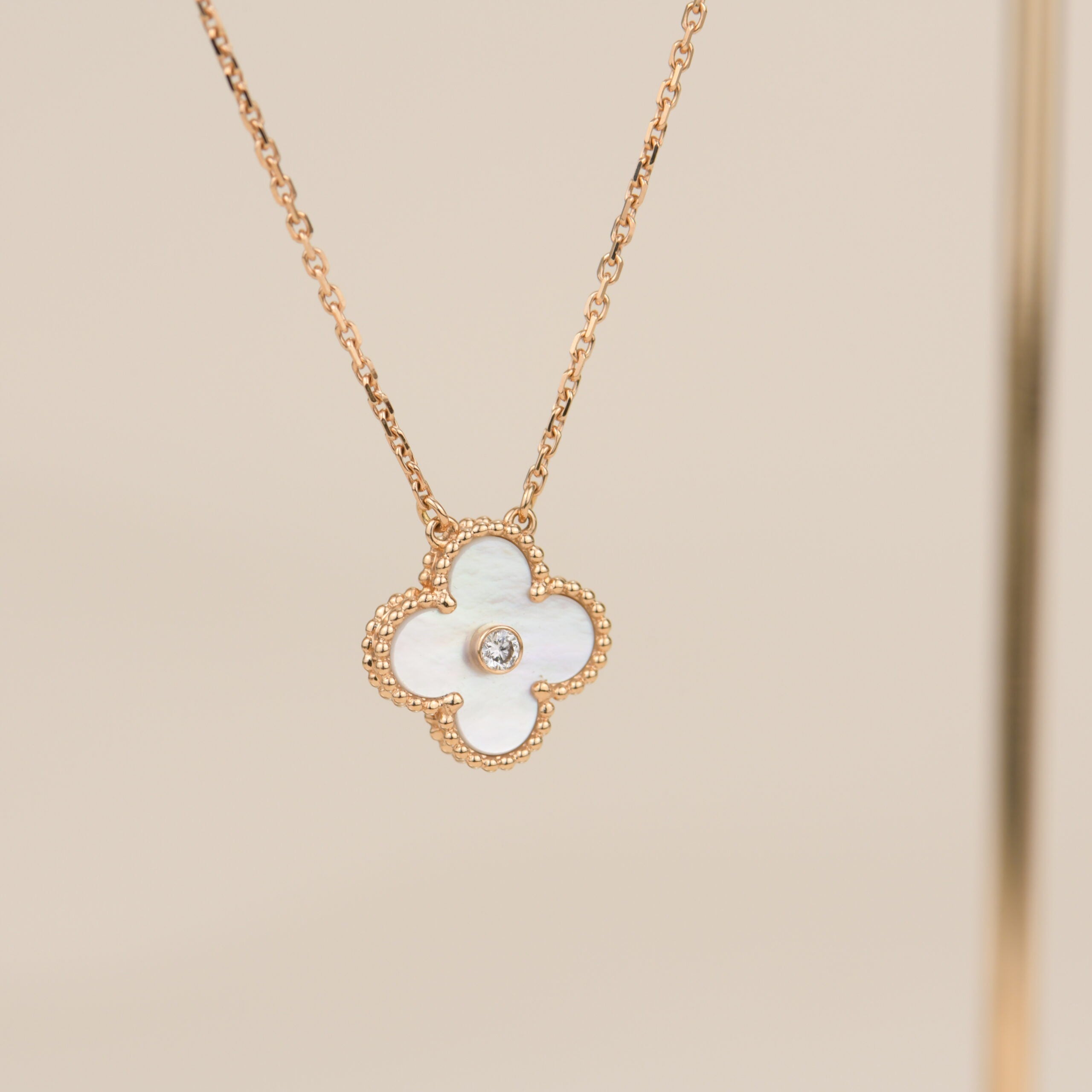 ¡®Lumi¡¯CLOVER 15MM DIAMOND WHITE FRITILLARIA NECKLACE