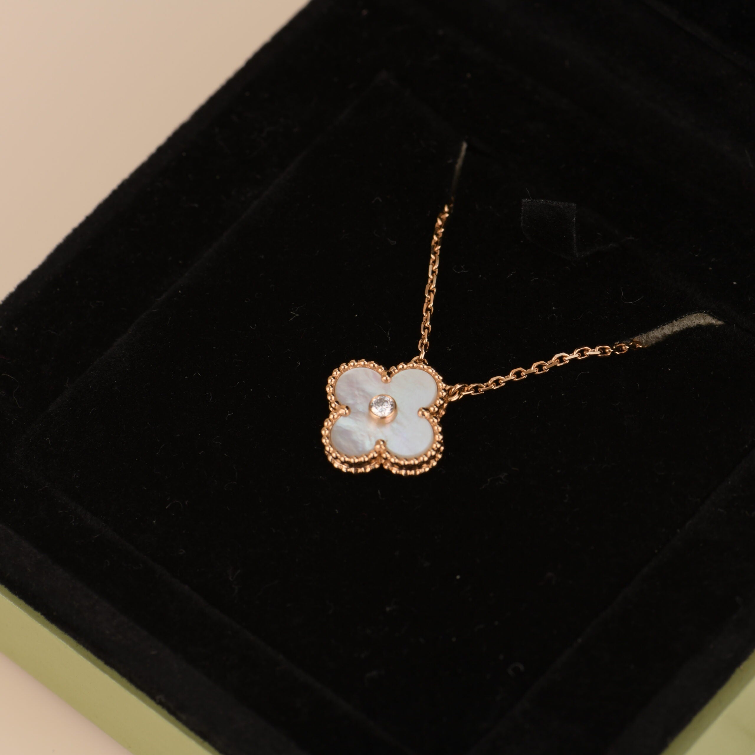¡®Lumi¡¯CLOVER 15MM DIAMOND WHITE FRITILLARIA NECKLACE