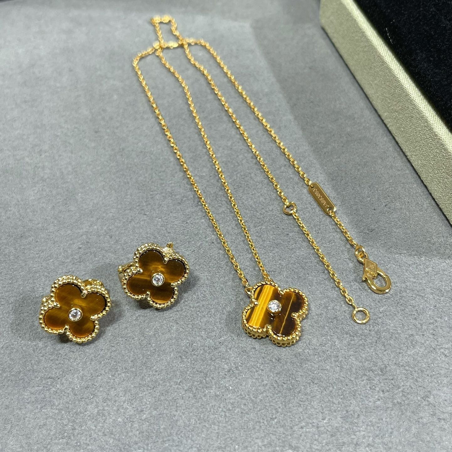 ¡®Lumi¡¯CLOVER 15MM DIAMOND AND YELLOW TIGER'S EYE AGATE necklace