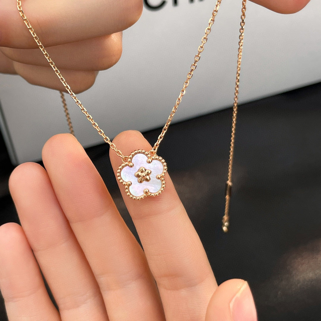 ¡®Lumi¡¯LUCKY  WHITE MOP  PLUM BLOSSOM NECKLACE