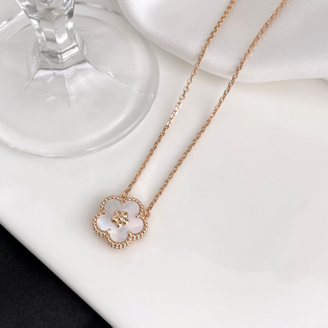 ¡®Lumi¡¯LUCKY  WHITE MOP  PLUM BLOSSOM NECKLACE