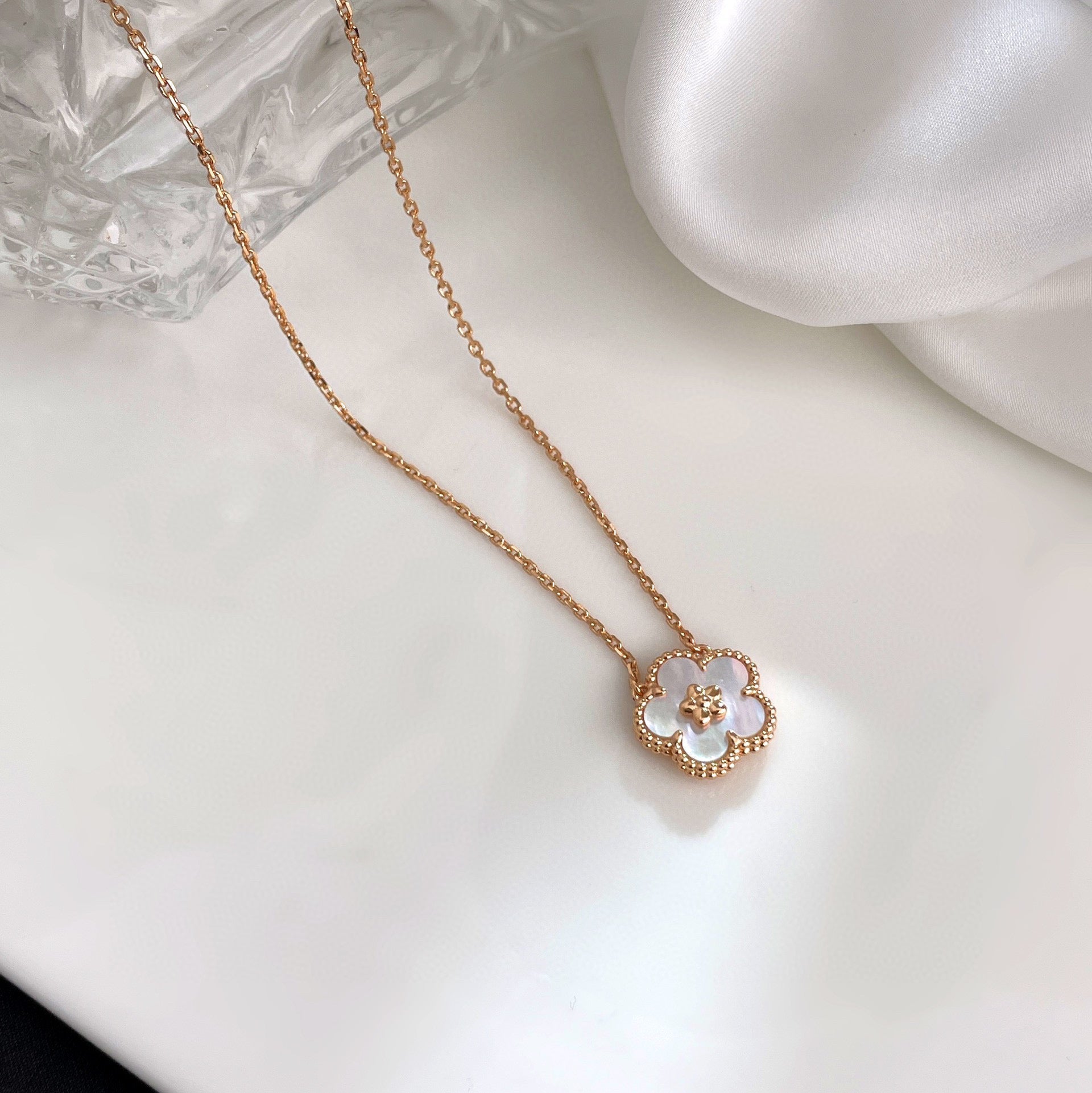 ¡®Lumi¡¯LUCKY  WHITE MOP  PLUM BLOSSOM NECKLACE