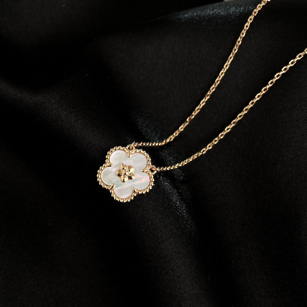¡®Lumi¡¯LUCKY  WHITE MOP  PLUM BLOSSOM NECKLACE