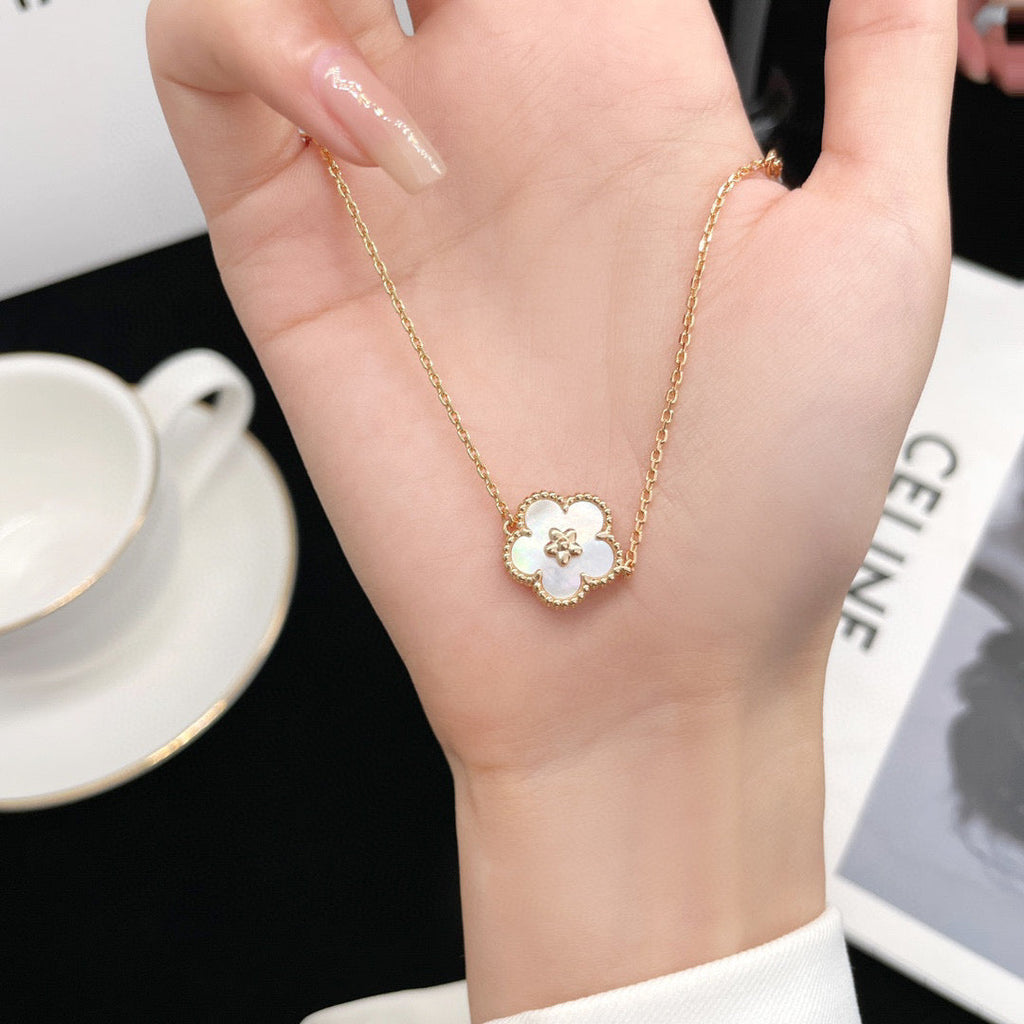 ¡®Lumi¡¯LUCKY  WHITE MOP  PLUM BLOSSOM NECKLACE