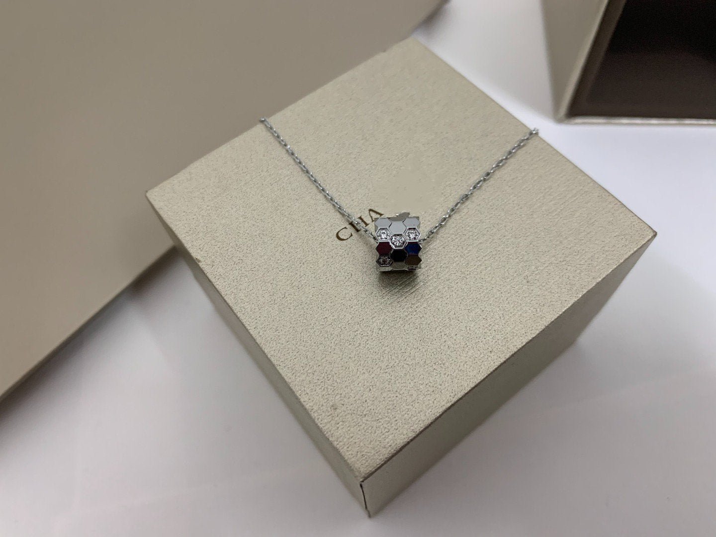 ¡®Lumi¡¯BEE LOVE DIAMOND NECKLACE