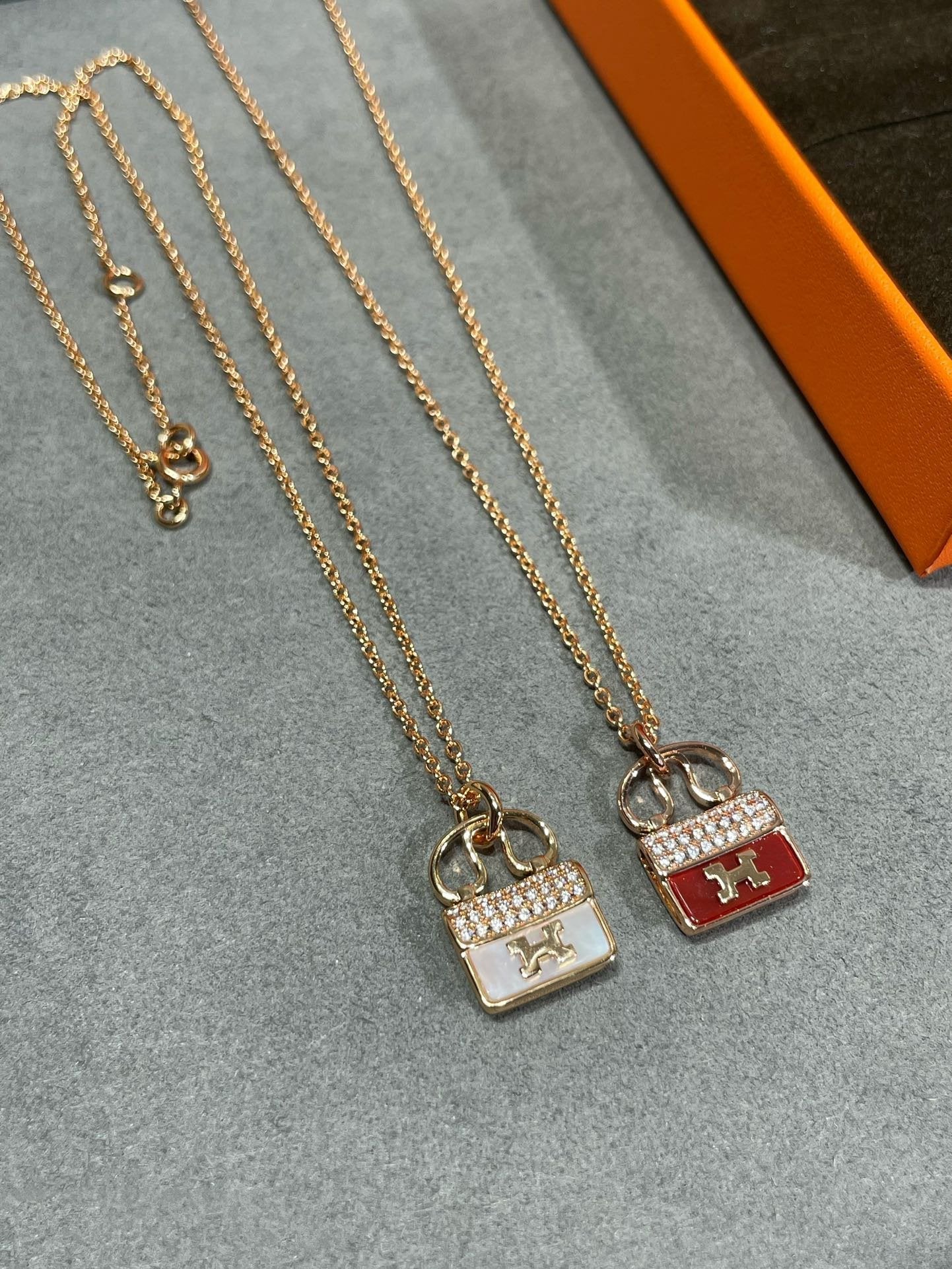 ¡®Lumi¡¯H CIRCE MOISSANITE PENDANT NECKLACE GOLD