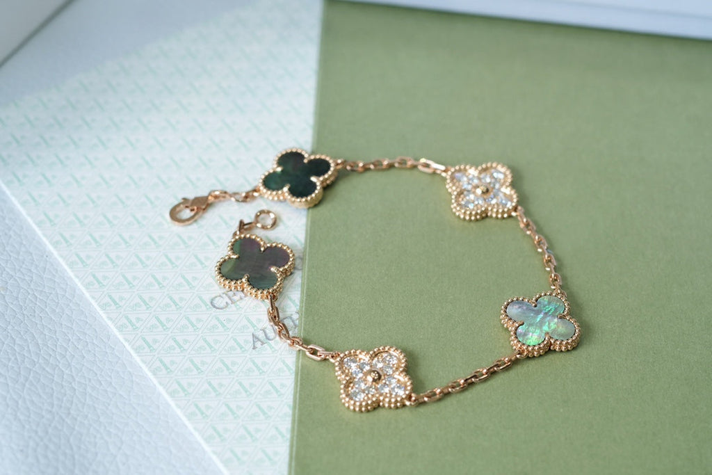 [Lumi jewelry] CLOVER 5 MOTIF GRAY MOP BRACELET COLLECTION