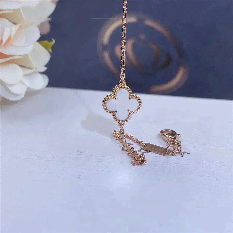 ¡®Lumi¡¯CLOVER WHITE MOP SINGLE FLOWER BRACELET