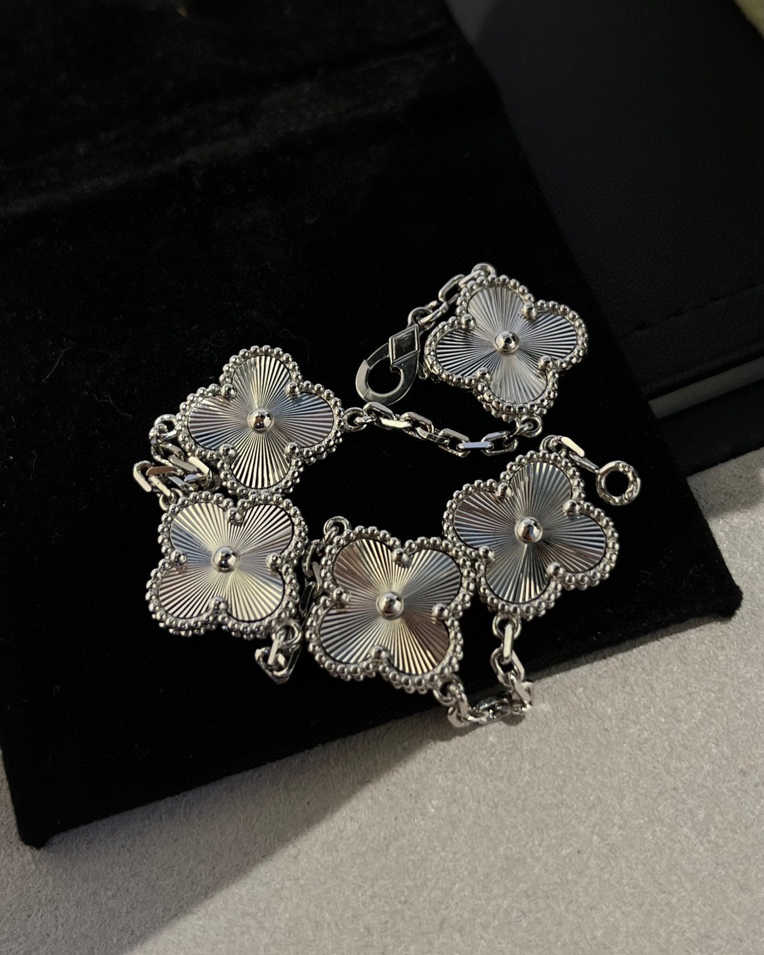 [Lumi jewelry] CLOVER 5 MOTIF LASER BRACELET COLLECTION